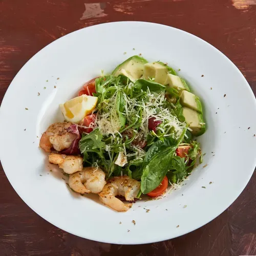 Salată cu creveți și avocado