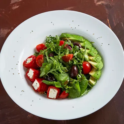 Salată cu avocado, brânză feta și ardei copt