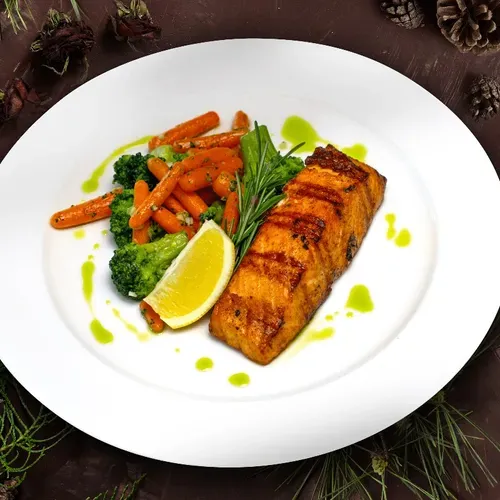 Somon la grill cu legume